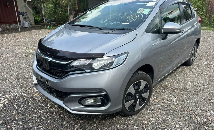 2018 Honda Fit hybrid (Silver)