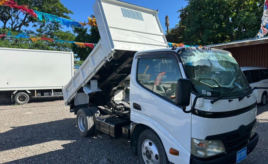 2010 HINO DUTRO TRUCK