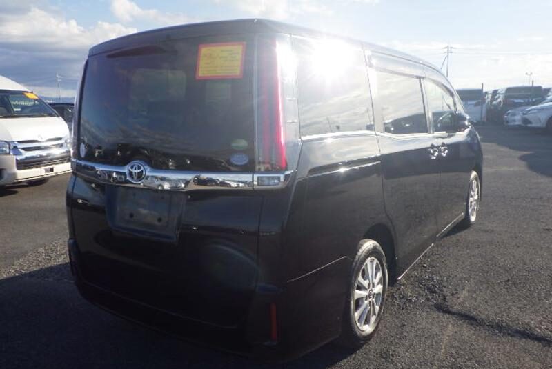 2018 TOYOTA NOAH