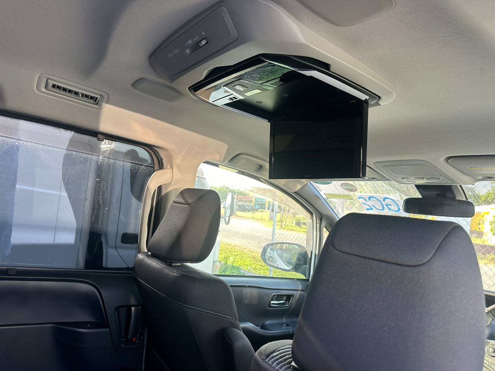 2016 toyota voxy (Modellista Aero Styling)